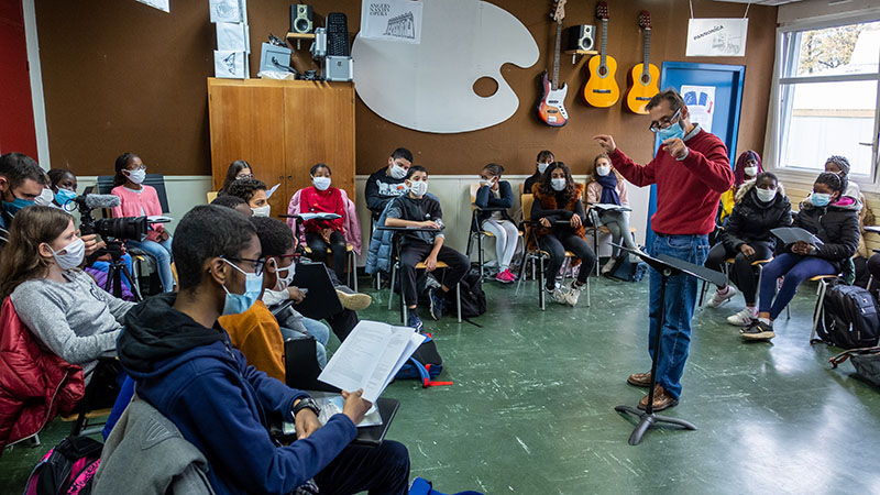 Xavier Ribes, chef du chœur d’Angers Nantes Opéra, en pleine répétition au collège Rosa-Parks.