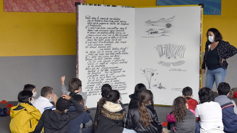 2021 : le livre des aventures de Monsieur Bourgogne ; début de la tournée de la bande dessinée géante dans les groupes scolaires du quartier (jusqu’en 2022) © Rodolphe Delaroque.