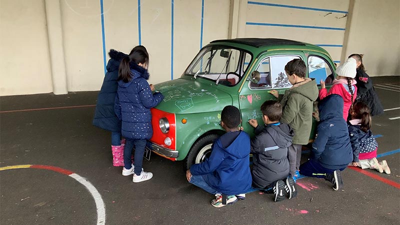 2020 : la Fiat 500 tourne dans les groupes scolaires du quartier © Régis Routier.