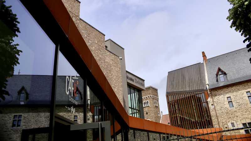 L'acier Corten, de couleur rouille, sert de fil conducteur à un site constitué de trois bâtiments d'époques différentes © Romain Boulanger.