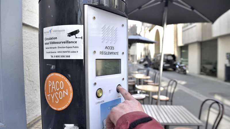 Des bornes permettent de contrôler l'accès aux zones piétonnes de Nantes © Stéphane Ménoret. Des bornes permettent de contrôler l'accès aux zones piétonnes de Nantes © Stéphane Ménoret.