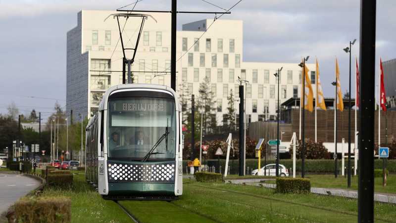 La 4e génération du tramway nantais est à présent « en phase de tests voyageurs ». Dans l’immédiat, deux rames vont circuler en semaine sur la ligne 1 (trois le week-end) © Ludovic Failler.