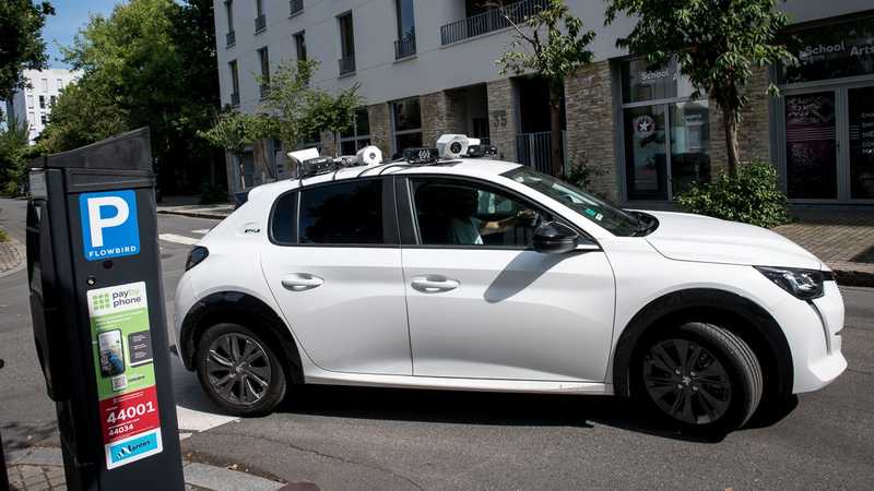 Assuré par trois de ces véhicules, le contrôle du stationnement payant par lecture automatique de plaques d’immatriculation (LAPI) est effectif à Nantes depuis septembre 2024. © Tim Fox