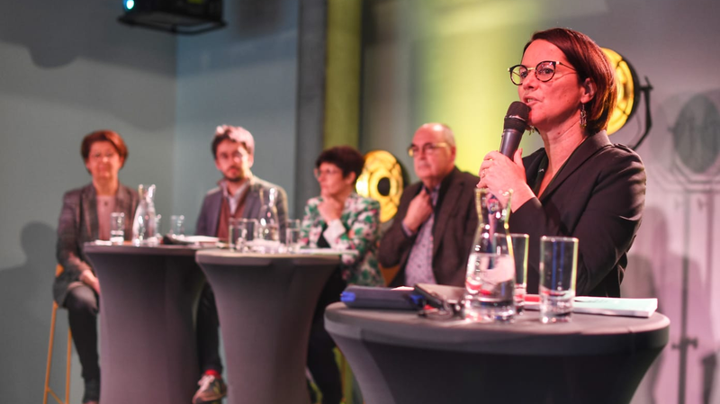 Comment fabriquer la métropole de demain ? C'est l'enjeu de ce grand débat lancé le 6 mars 2023 aux halles 1 et 2 sur l'île de Nantes par Johanna Rolland, maire de Nantes et présidente de Nantes Métropole, accompagnée par les 4 élus pilotes : Pascal Pras, Christelle Scuotto-Calvez, Tristan Riom et Marie-Cécile Gessant. © Thierry Mezerette