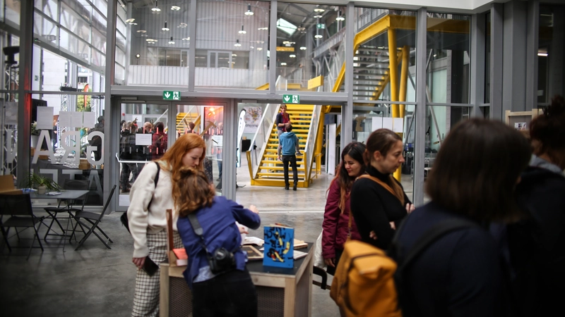 Le hall d'entrée mène directement à un grand atelier collaboratif (©Romain Boulanger)