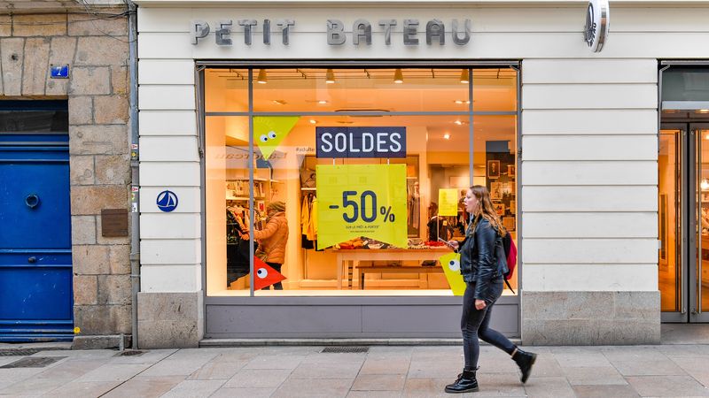 Les commerces de détail sont exceptionnellement autorisés à ouvrir leurs portes pour le premier dimanche des soldes d’été, de 10 h à 19 h. Image d’archives 2020.