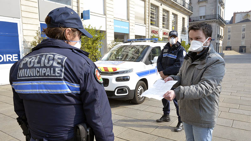 Informer les citoyens sur les consignes de confinement fait partie des missions de la Police Municipale. Informer les citoyens sur les consignes de confinement fait partie des missions de la Police Municipale.