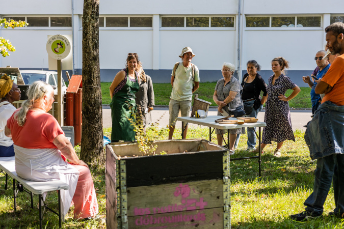Découverte d’un site de compost collectif par les participants de la balade nourricière © Garance Wester pour Nantes Métropole