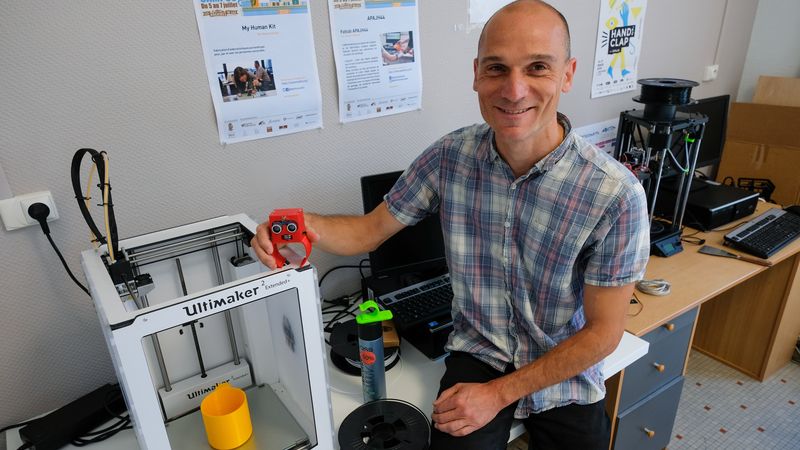 Le fablab permet de fabriquer des outils adaptés à moindre coût, ici un bracelet sonore pour permettre aux personnes déficientes visuelles de se repérer dans l’espace. Crédit : Patrick Garçon.