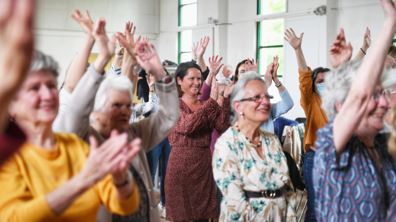 Johanna Rolland au milieu d'un groupe d'aînées lors d'un événement dédié aux seniors. © Thierry Mezerette pour Nantes Métropole Johanna Rolland au milieu d'un groupe d'aînées lors d'un événement dédié aux seniors. © Thierry Mezerette pour Nantes Métropole