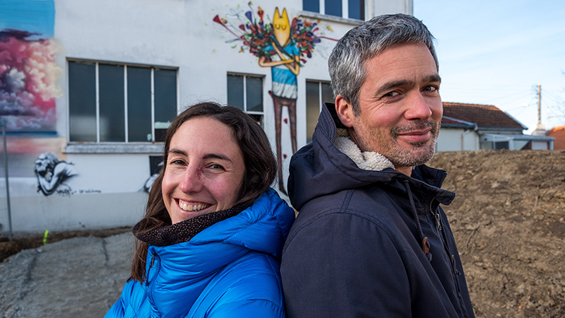 Laure Lacourt et Boris Couilleau devant la première maison du projet Hacoopa, avant sa rénovation. © Patrick Garçon Laure Lacourt et Boris Couilleau devant la première maison du projet Hacoopa, avant sa rénovation. © Patrick Garçon