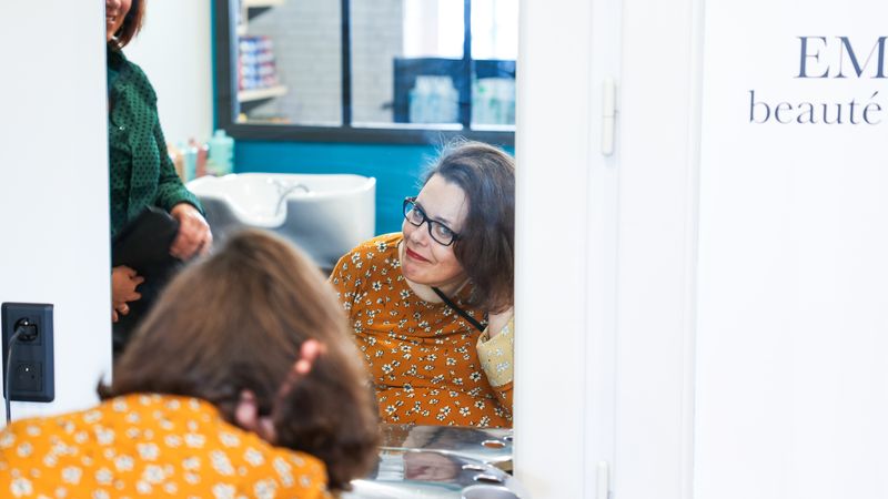 L’espace Beauté et Bien-être propose une offre de soins de socio-esthétique et de socio-coiffure. Ici, Magali passe entre les mains expertes de Géraldine Le Corre : « C’est super, ça correspond vraiment à ce que je voulais. » © Garance Wester 