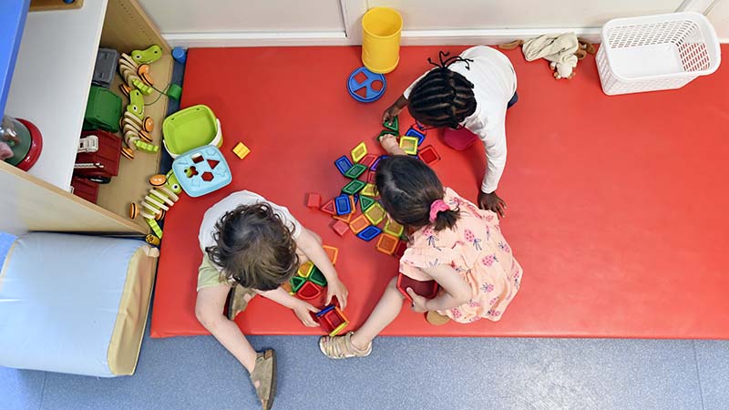 Des enfants jouant au sein d'une crèche. Des enfants jouant au sein d'une crèche.