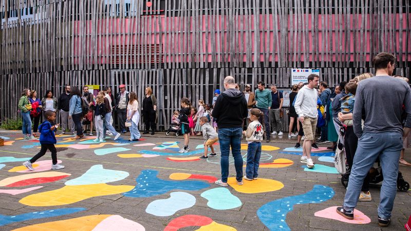 La fresque sur le parvis de l'école © Céline Jacq pour Nantes Métropole
