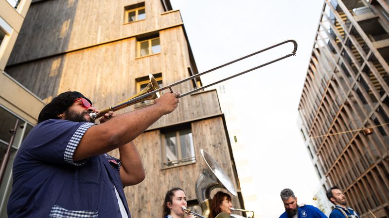 Le bloc A, premier a été inauguré en fanfare jeudi 17 octobre, à l’angle de la rue des Marchandises, la rue médiane et la rue Barbe Torte. © Garance Wester Le bloc A, premier a été inauguré en fanfare jeudi 17 octobre, à l’angle de la rue des Marchandises, la rue médiane et la rue Barbe Torte. © Garance Wester