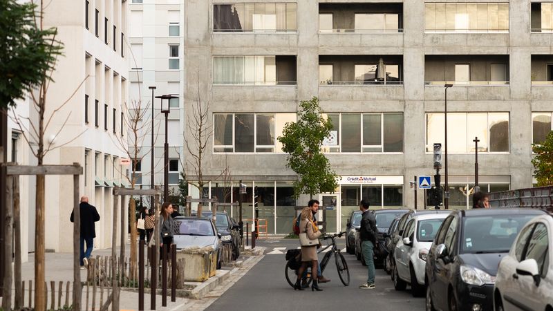 Conçu comme un hameau de quartier, l’opération est maillée de venelles et de placettes faisant la part belle aux piétons et aux vélos. © Garance Wester Conçu comme un hameau de quartier, l’opération est maillée de venelles et de placettes faisant la part belle aux piétons et aux vélos. © Garance Wester