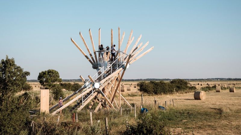 Sémaphores de l’artiste Vincent Mauger. Dans l’esprit de la collection Estuaire du Voyage à Nantes, cinq exemplaires de cette œuvre rythment les parcours cyclables entre Nantes et Saint-Nazaire, offrant différentes « vues sur Loire » et le territoire. © PMNS