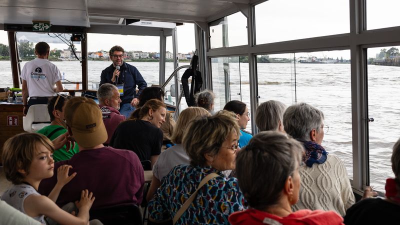 Une balade en bateau avec les paysagistes de Phytolab a permis aux curieux de découvrir le projet urbain depuis la Loire. © Jean-Félix Fayolle/NMA. Une balade en bateau avec les paysagistes de Phytolab a permis aux curieux de découvrir le projet urbain depuis la Loire. © Jean-Félix Fayolle/NMA.