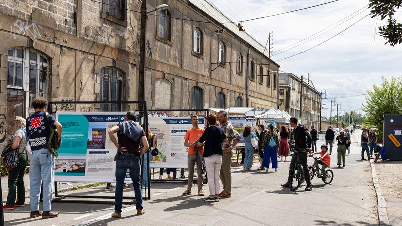 La deuxième édition des Rencontres du Bas-Chantenay s’est tenue le samedi 25 mai. Une exposition permettait aux habitants et usagers du quartier de s’informer sur les avancées du projet urbain. © Jean-Félix Fayolle/NMA La deuxième édition des Rencontres du Bas-Chantenay s’est tenue le samedi 25 mai. Une exposition permettait aux habitants et usagers du quartier de s’informer sur les avancées du projet urbain. © Jean-Félix Fayolle/NMA