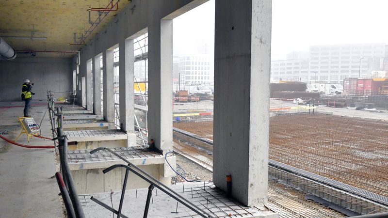 Un bâtiment dédié à la logistique. Le bâtiment au nord-est du site sera dédié à la logistique et au fonctionnement technique du CHU. Plusieurs quais permettront de décharger les matériels : « A partir de là, des robots prendront en charge les palettes pour les acheminer dans les services concernés. Cette innovation permettra de recentrer les soignants sur leur cœur de métier. » 