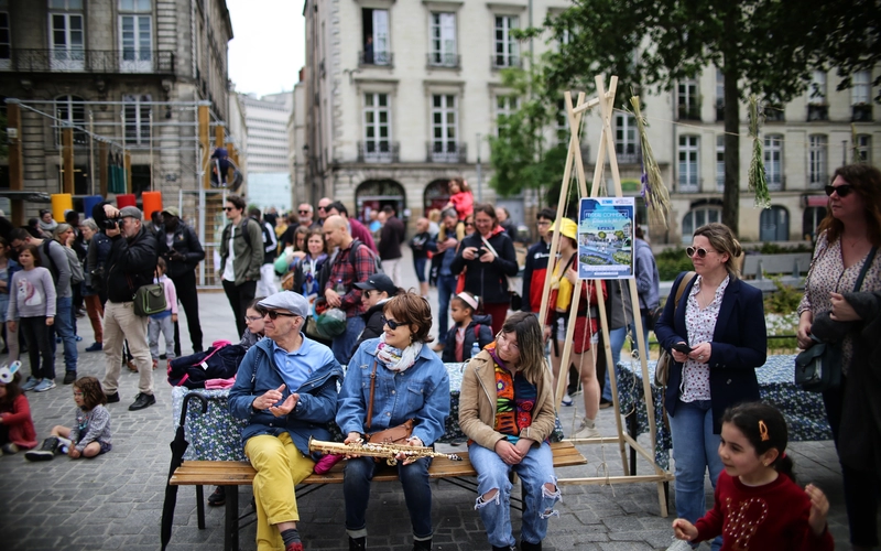 ÉVÉNEMENT. Après plus de  quatre ans de travaux, les Nantaises et les Nantais sont venus en nombre, en famille ou entre amis, profiter des spectacles, mais aussi des plantations, des bancs-jardinières et du vaste espace piéton qui ont remplacé l’ancienne gare routière. Reportage photos de Romain Boulanger