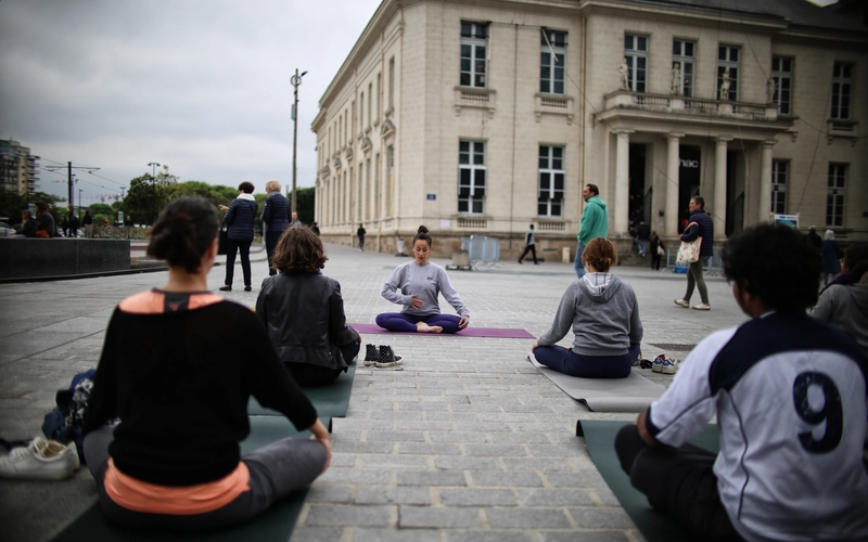 ZEN. Les festivités ont débuté en douceur, par une pause yoga improbable sur ce lieu de passage incontournable, où se croisent chaque jour 100 000 personnes.