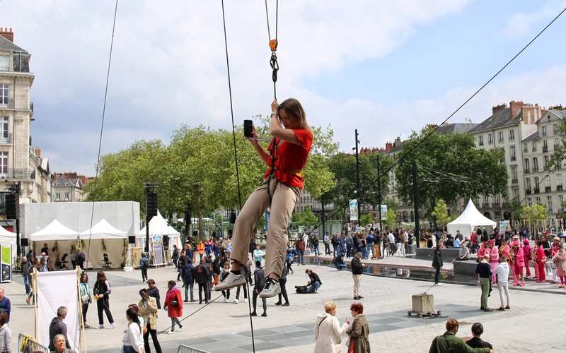 AÉRIEN. Avant ce show aérien, la compagnie proposait aux plus téméraires de prendre de la hauteur, en se hissant au-dessus de la place pour découvrir un point de vue inédit sur les lieux.