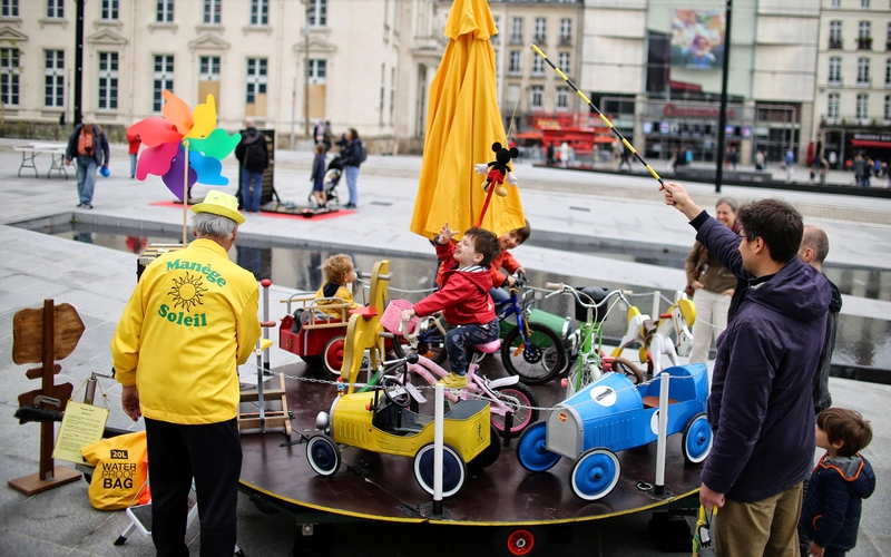 FAMILIAL. Les jeux géants et le manège écologique que les parents font tourner à la force des bras n’ont pas désempli. Pour le plus grand plaisir des enfants.