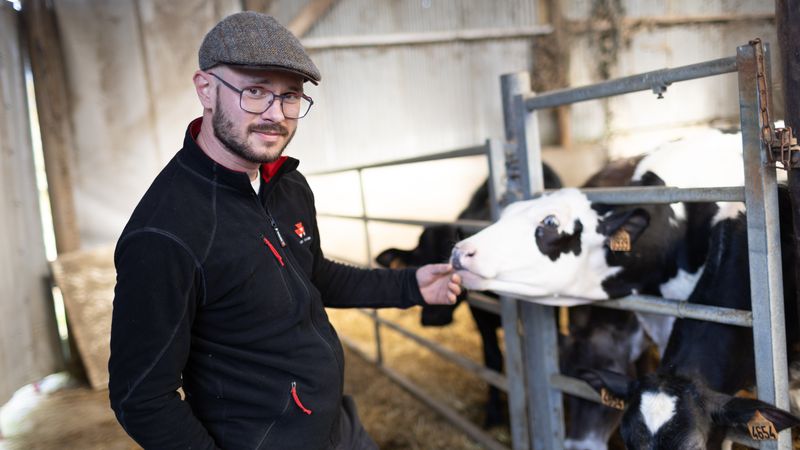 Maxime Tarin, éleveur de la ferme de la Pannetière, exploitation laitière bio de 60 vaches. Avec ses associés, Pierrick Lebossé et Paul Desmazery, il produit 400 000 litres de lait par an, écoulés à 80% en vente directe auprès de cantines, boulangeries et restaurants situés à moins de 10 km autour de la ferme. © Ludovic Failler