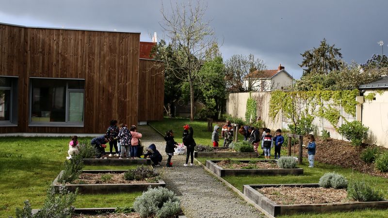 La cours nature de l'école Lucie-Aubrac, à Nantes. © Romain Boulanger La cours nature de l'école Lucie-Aubrac, à Nantes. © Romain Boulanger