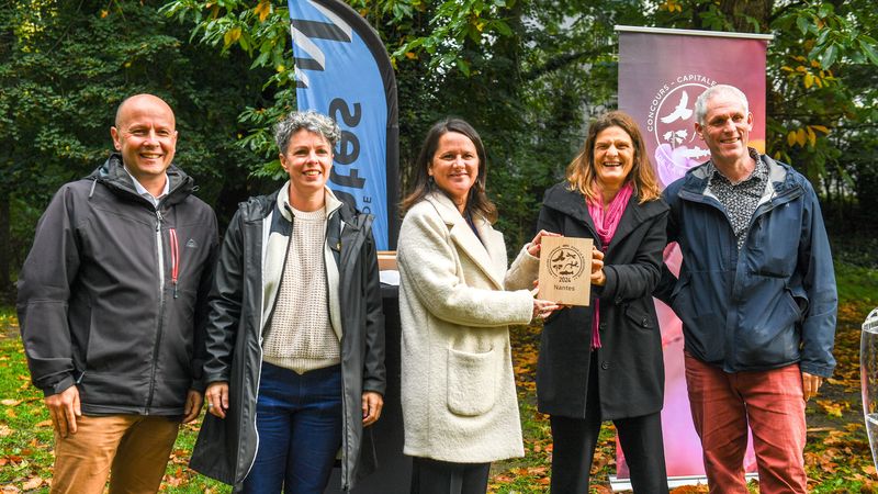 Vendredi 25 octobre, le trophée de « meilleure commune 2024 pour la biodiversité » a été remis officiellement à Johanna Rolland, maire de Nantes, et Romaric Perrocheau, directeur du service Nature et jardins, par Caroline Gutleben, directrice de l’association Plante et Cité, Nathalie Franquet, directrice régionale de l’Office français de la biodiversité Pays de la Loire, et Éric Le Mitouard, du Cerema. © Thierry Mézerette Vendredi 25 octobre, le trophée de « meilleure commune 2024 pour la biodiversité » a été remis officiellement à Johanna Rolland, maire de Nantes, et Romaric Perrocheau, directeur du service Nature et jardins, par Caroline Gutleben, directrice de l’association Plante et Cité, Nathalie Franquet, directrice régionale de l’Office français de la biodiversité Pays de la Loire, et Éric Le Mitouard, du Cerema. © Thierry Mézerette