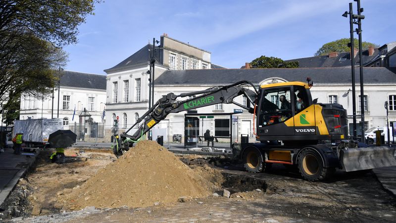 Une partie du bitume a été retiré. Il laissera place à 1000 m² d’espaces plantés, avec des allées sablées et des pavés engazonnés, qui permettront à l’eau de s’infiltrer dans le sol. © Rodolphe Delaroque