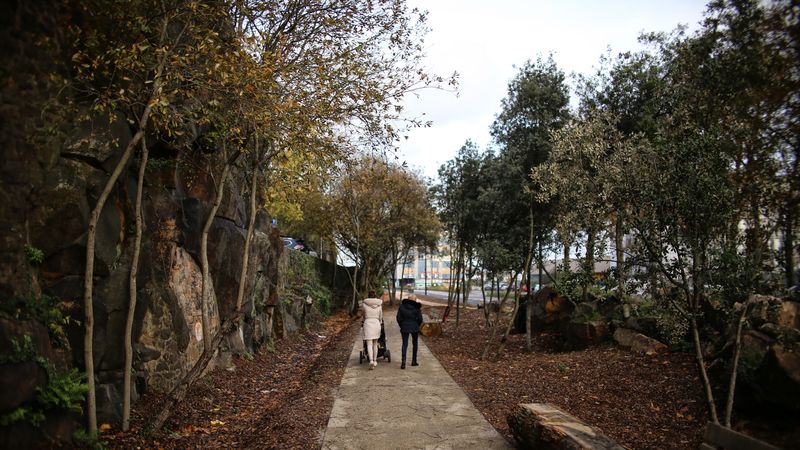 Le sillon de l’ancienne voie de chemin de fer a été transformé en une promenade piétonne ombragée, facilitant les cheminements entre le parc des Oblates et le Jardin extraordinaire. © Romain Boulanger