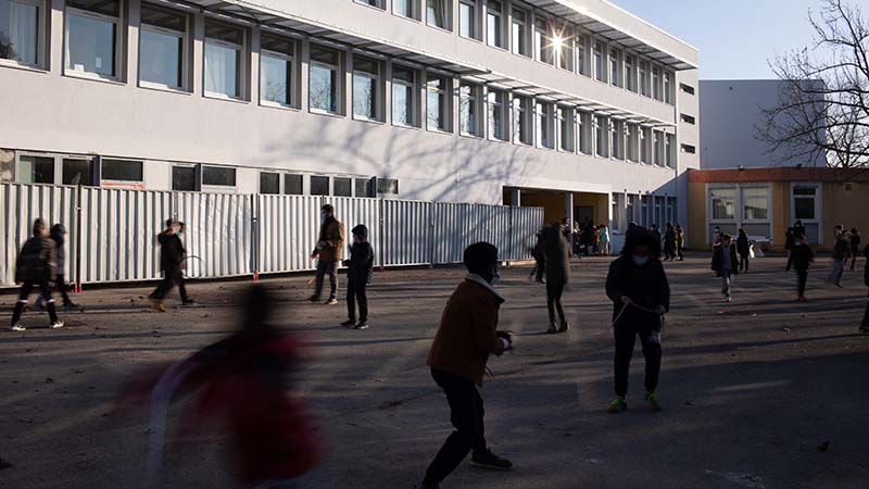 Les cours de l’école Alain Fournier, quartier Bellevue, ont également été désimperméabilisées et renaturées. 