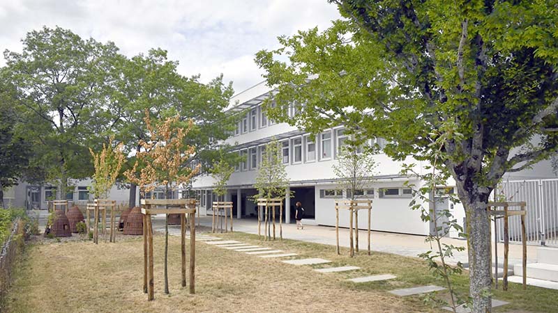 Ici, la cour « calme » accueille des cabanes, des bancs et des tables. © Rodolphe Delaroque