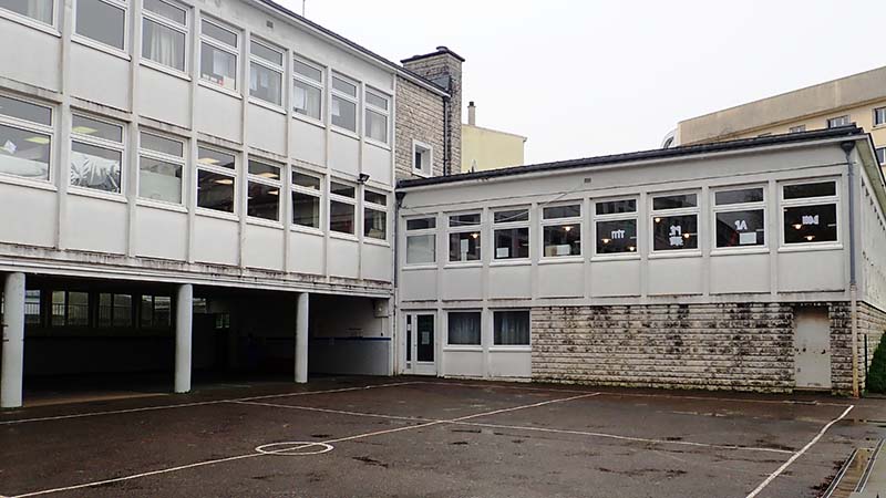 La Ville débitume les cours d’école, 30 % des établissements sont concernés. Ici l’école du Coudray, quartier Saint-Donatien, avant sa restructuration. © Ludovic Failler pour Nantes Métropole.