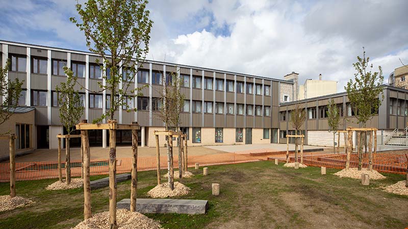 Les deux cours du groupe scolaire, 1000 m² pour la maternelle et 1500 m² pour l’élémentaire, ont été désimperméabilisées et accueillent 39 arbres supplémentaires. Des aménagements ludiques y ont été installés : bac à sable, rochers, rondins, gradins et poutres en bois. © Ludovic Failler pour Nantes Métropole.