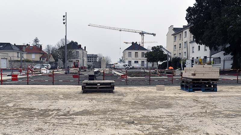 Partout où c’est possible, la Ville végétalise. Devant l’ancienne caserne Mellinet en pleine mutation, la place du 51e Régiment d’artillerie, parking bitumé, a changé de visage en 2023. La réduction de la place dédiée à la voiture a permis de créer 1000 m2 d’espaces végétalisés et de planter 23 arbres (tulipiers, tilleuls, érables…), offrant ombre et fraîcheur en été. © Rodolphe Delaroque 