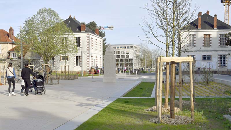 La réduction de la place dédiée à la voiture a permis de créer 1000 m2 d’espaces végétalisés et de planter 23 arbres (tulipiers, tilleuls, érables…), offrant ombre et fraîcheur en été. © Rodolphe Delaroque