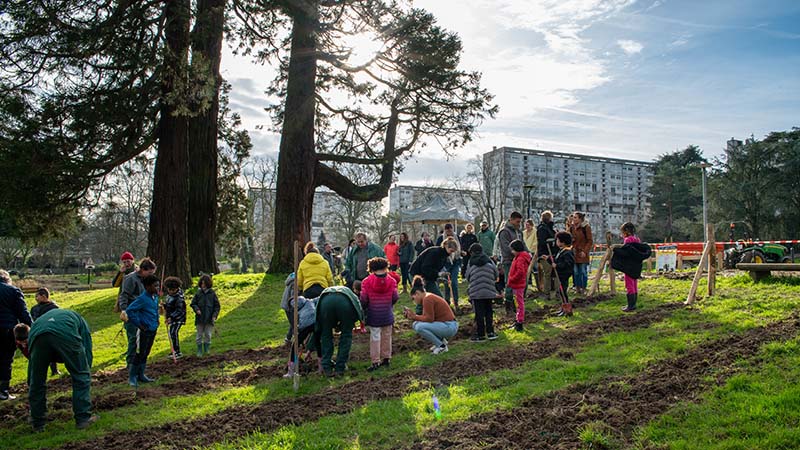 Une plantation participative aux Dervallières. © Loïc Gatteau pour Nantes Métropole