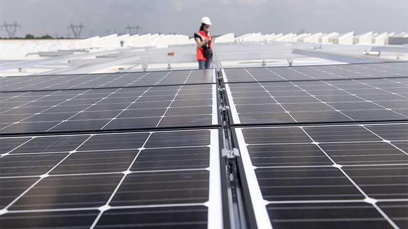 Des panneaux photovoltaiques sur un toit.