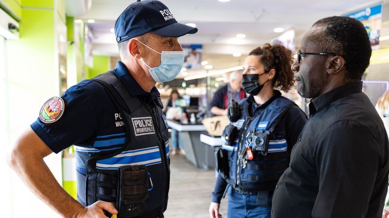 Au centre commercial des Bourgeonnières, Stéphane et Élodie vont à la rencontre d’un agent de sécurité. L’objectif : faire un point sur la situation, connaître les éventuels problèmes rencontrés ces derniers temps dans le supermarché. © Jean-Félix Fayolle.