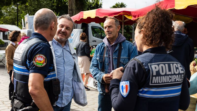 Au marché des Américains, la police municipale patrouille, échange avec les placiers, les commerçants et les clients. Elle prend le pouls et répond à de nombreuses sollicitations. « On demande à ce qu’il y ait des passages, salue Arnaud, responsable des placiers. Car leur présence est essentielle pour nous rassurer en cas de problèmes et pour faire respecter la réglementation ». © Jean-Félix Fayolle.