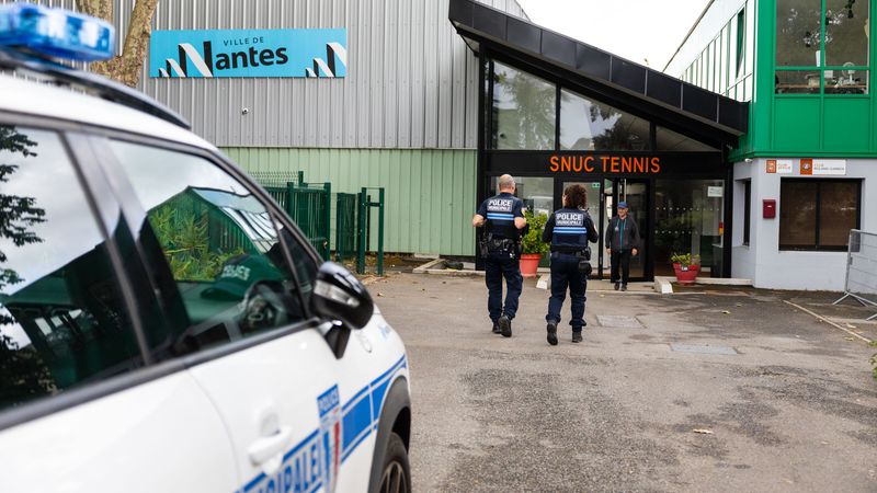 Direction le Snuc, boulevard des Anglais. Des rackets envers des collégiens ou encore des intrusions y ont été constatés ces dernières semaines. Stéphane et Élodie y sont accueillis par Mirek, le responsable technique du club de tennis, pour faire le point. © Jean-Félix Fayolle.