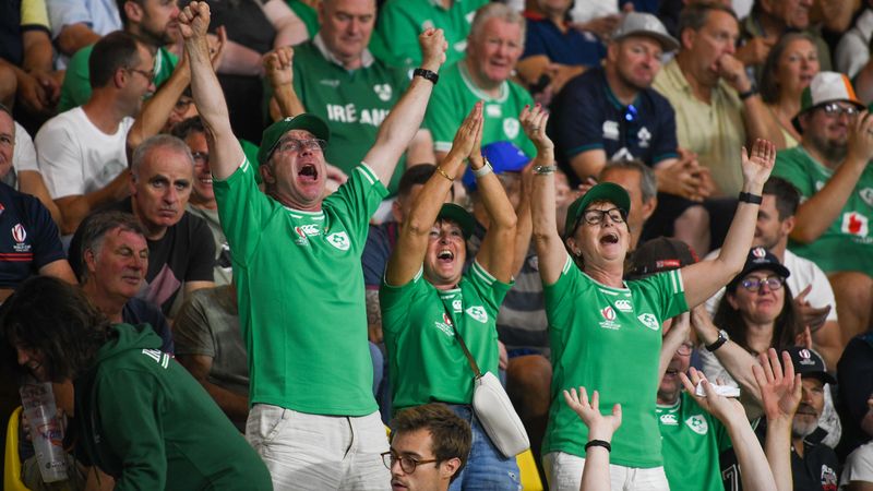 Des supporters irlandais exultent à la Beaujoire. © Patrick Garçon