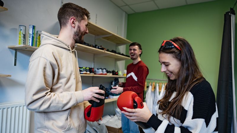 Gants de boxe, chaussures de running, kimono... on trouve de tout à la friperie d'Arnaud © Garance Wester.