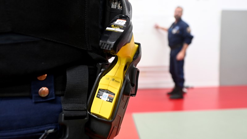 Des agents de la police municipale nantaise sont formés à l'utilisation du pistolet à impulsion électrique (PIE) © Nantes Métropole - Marc Roger.
