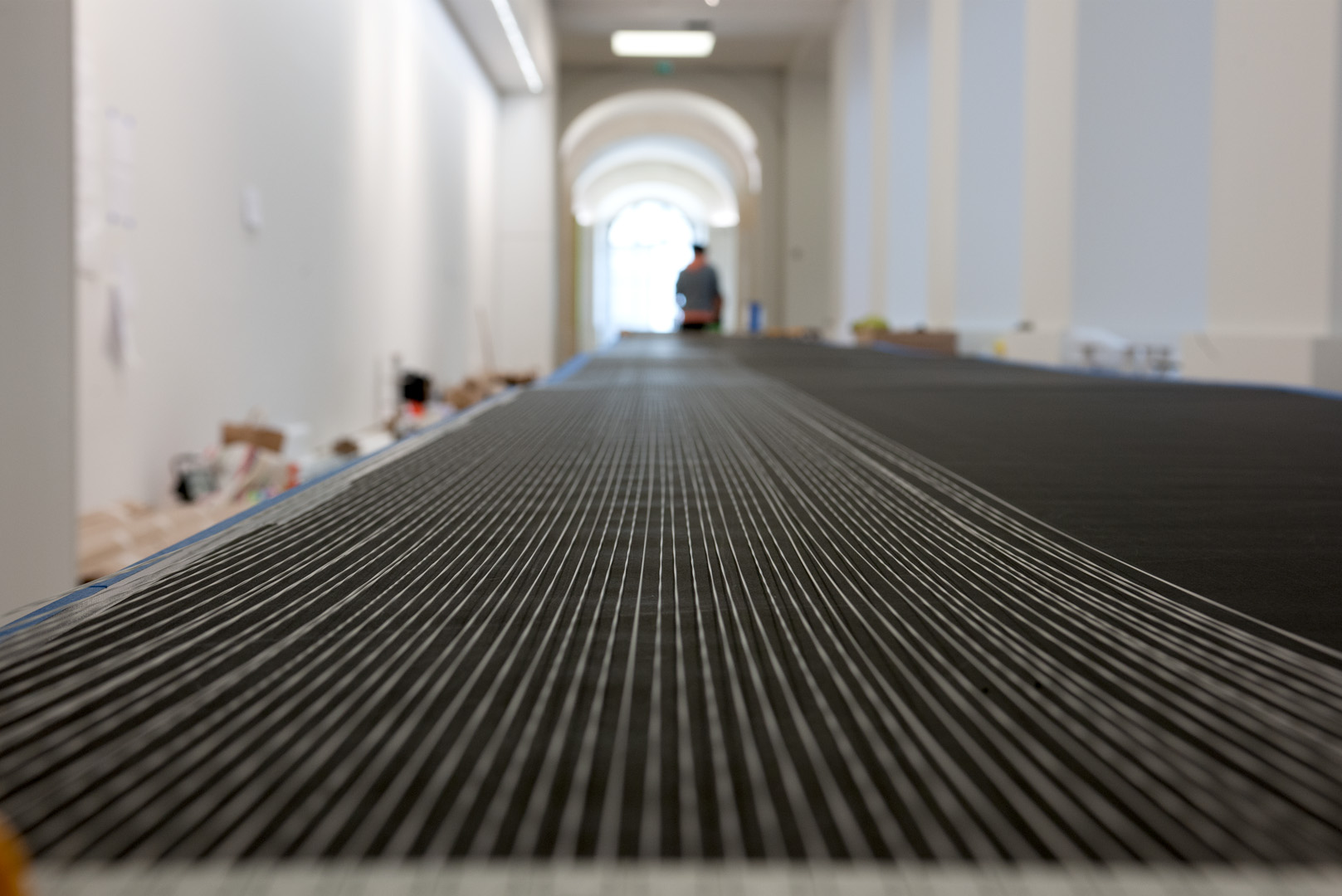Fils étendus sur une longue table