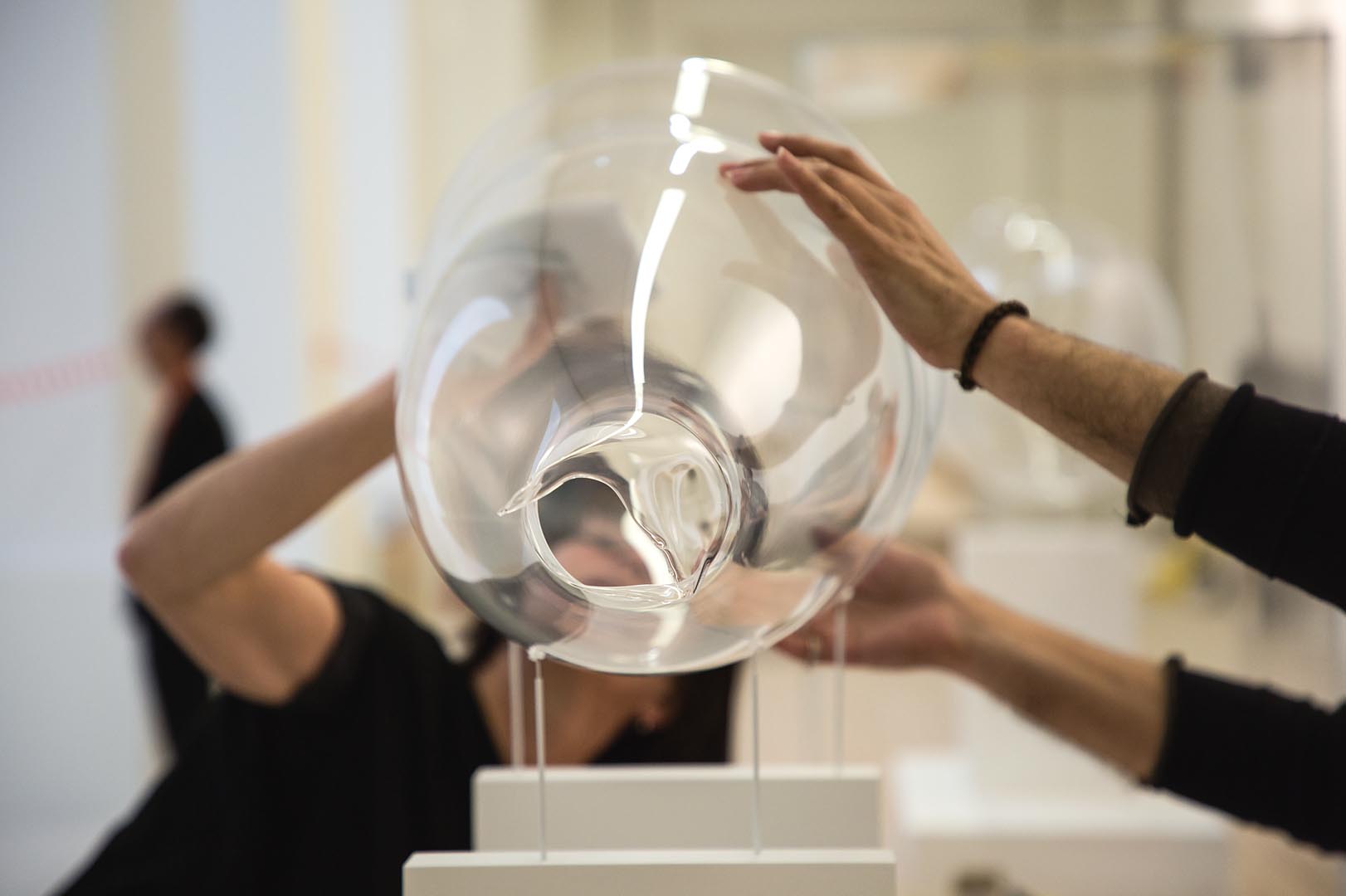 Susanna Fritscher manipulant les souffles de verre