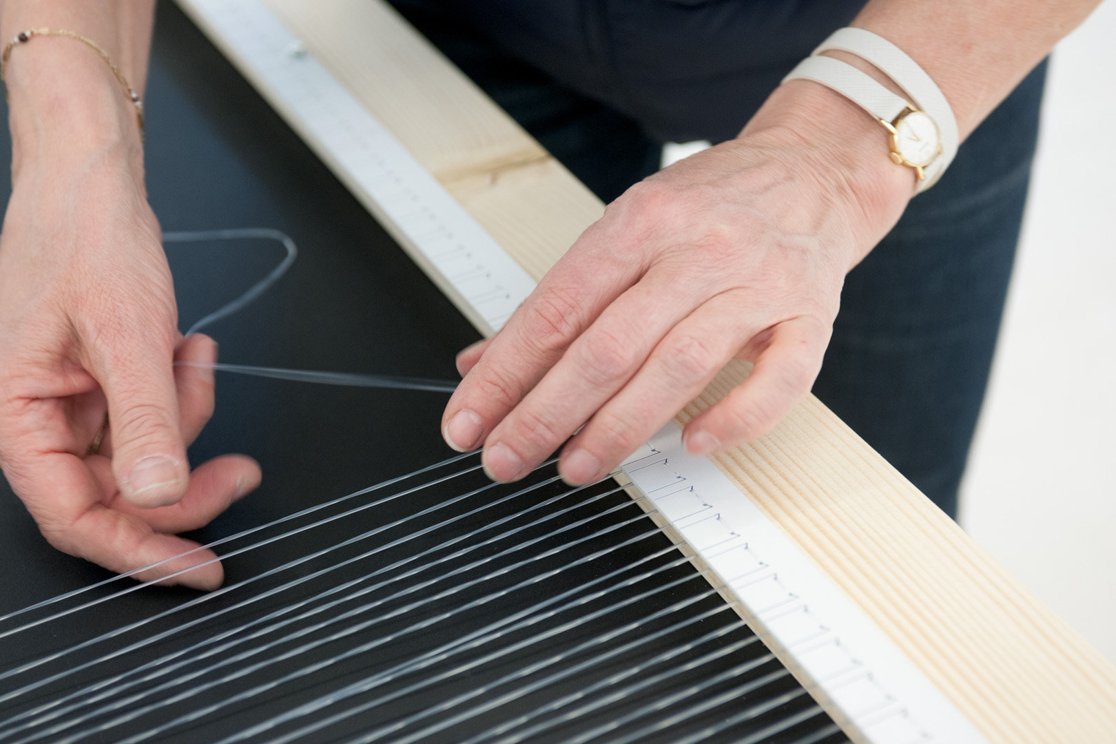 Mains manipulant les fils